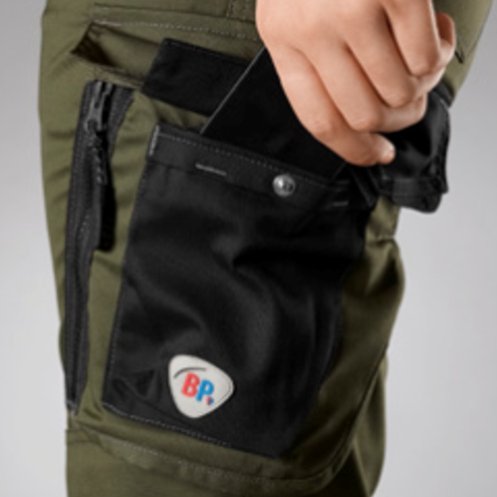 Nahaufnahme der Smartphonetasche von einer BP® workwear Hose.